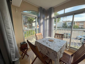 T2 Cabine rénové Cap d'Agde: 4 pers, parking, prox plages - FR-1-749-74